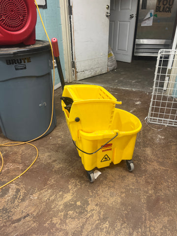 Pick up only COMMERCIAL RUBBERMAID MOP BUCKET